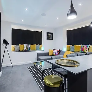 Two Bed Modern 5min Walk To Town Centre With Free Parking ! Under New Management Apartment